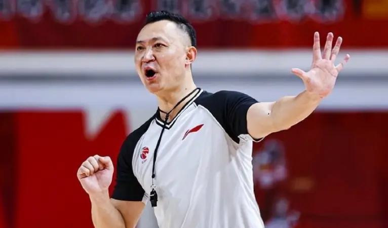 万盈配资 闫军领衔CBA十佳裁判出炉，却遭球迷群嘲：都挺优秀，十个太少了