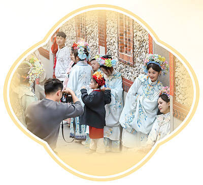 维嘉优配平台 千年渔村簪花开（新视窗·培育服务消费新增长点）