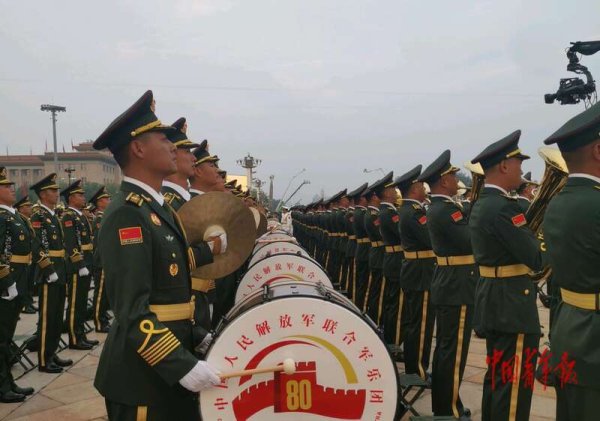 荆叶优配 北京清晨 军乐嘹亮